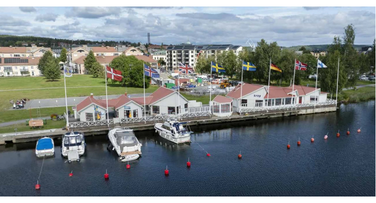 Bild på Sjöbodarna vid Nattviken med bostadsområdet Torsvik i bakgrunden