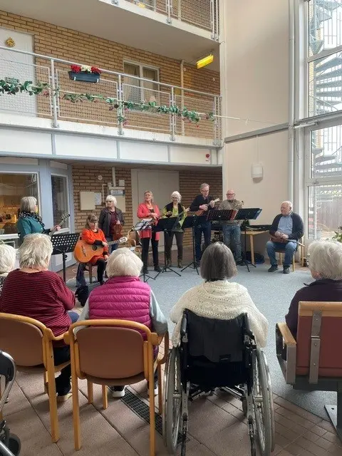 Musikgruppen svänggänget och publik