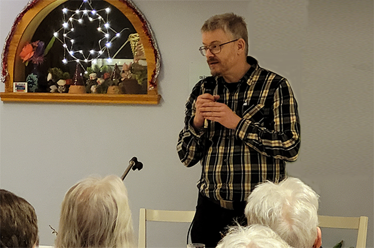 Man pratar i mikrofon